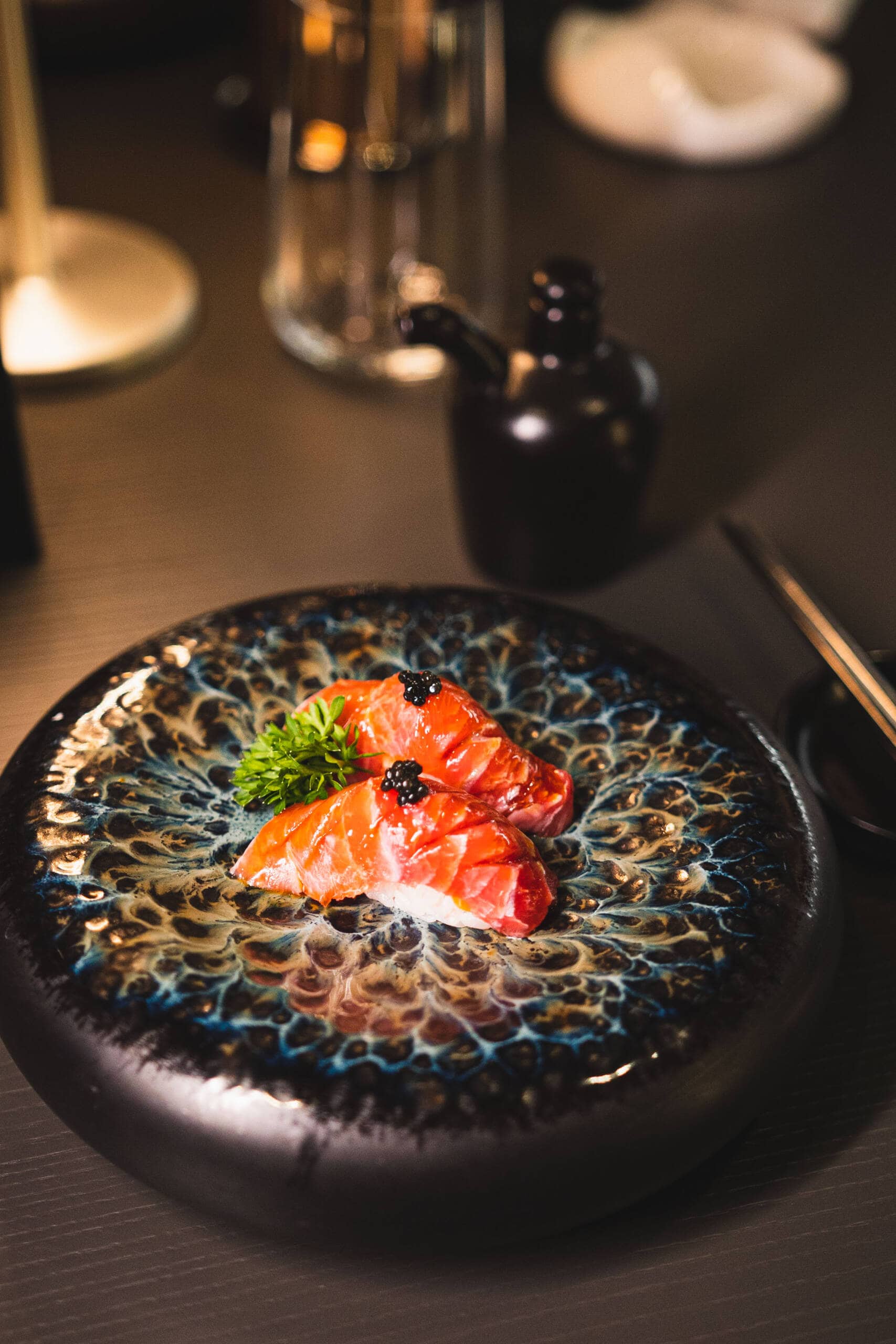 Sashimi di salmone e tonno su piatto decorato.