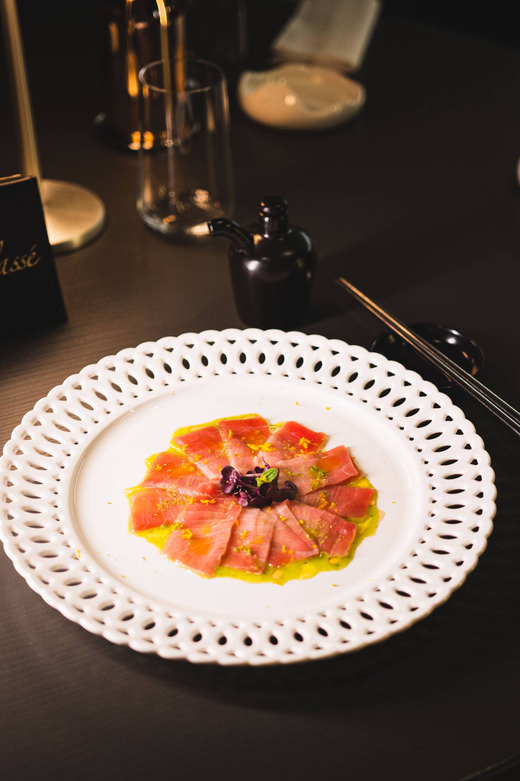 Carpaccio di tonno con olio e erbe aromatiche.