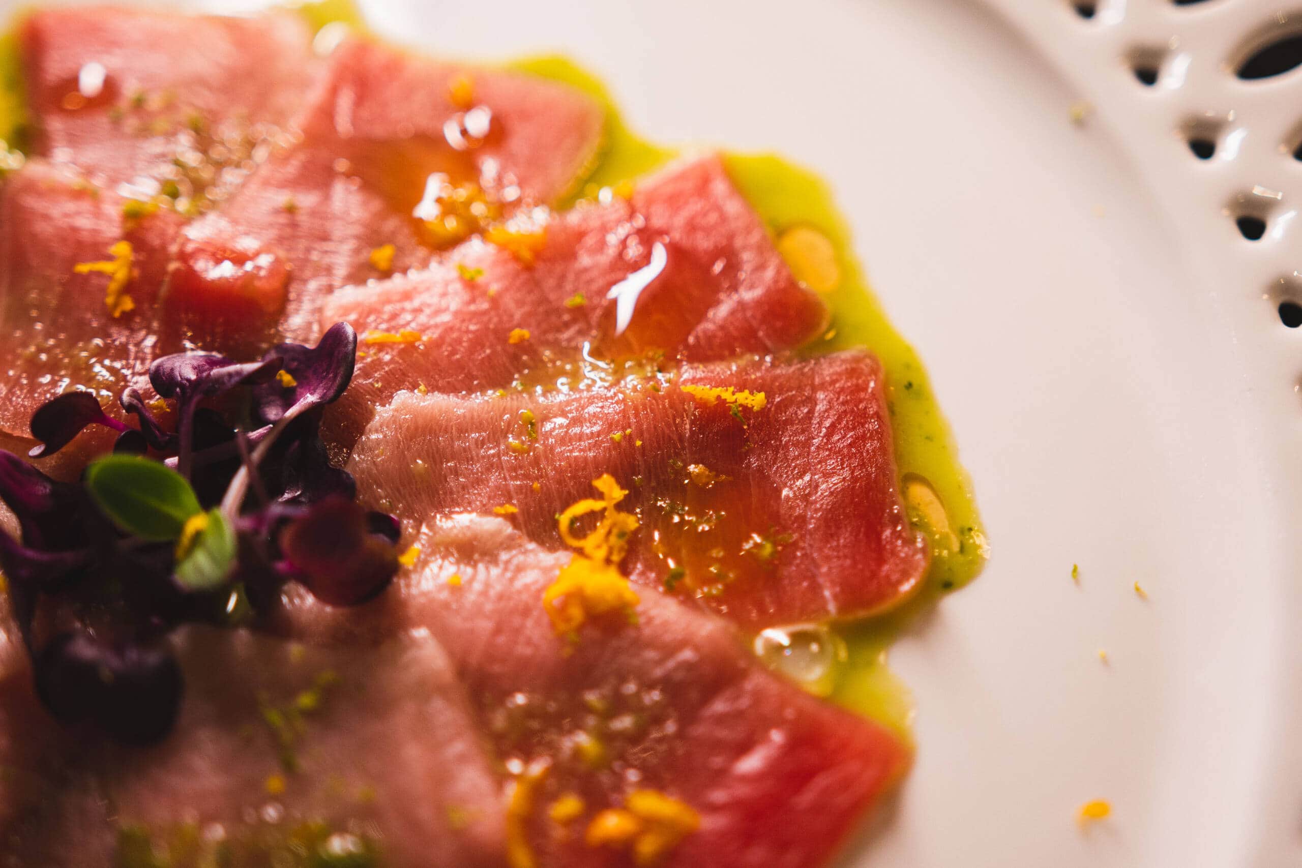 Carpaccio di tonno con agrumi, microgreens e olio d'oliva.