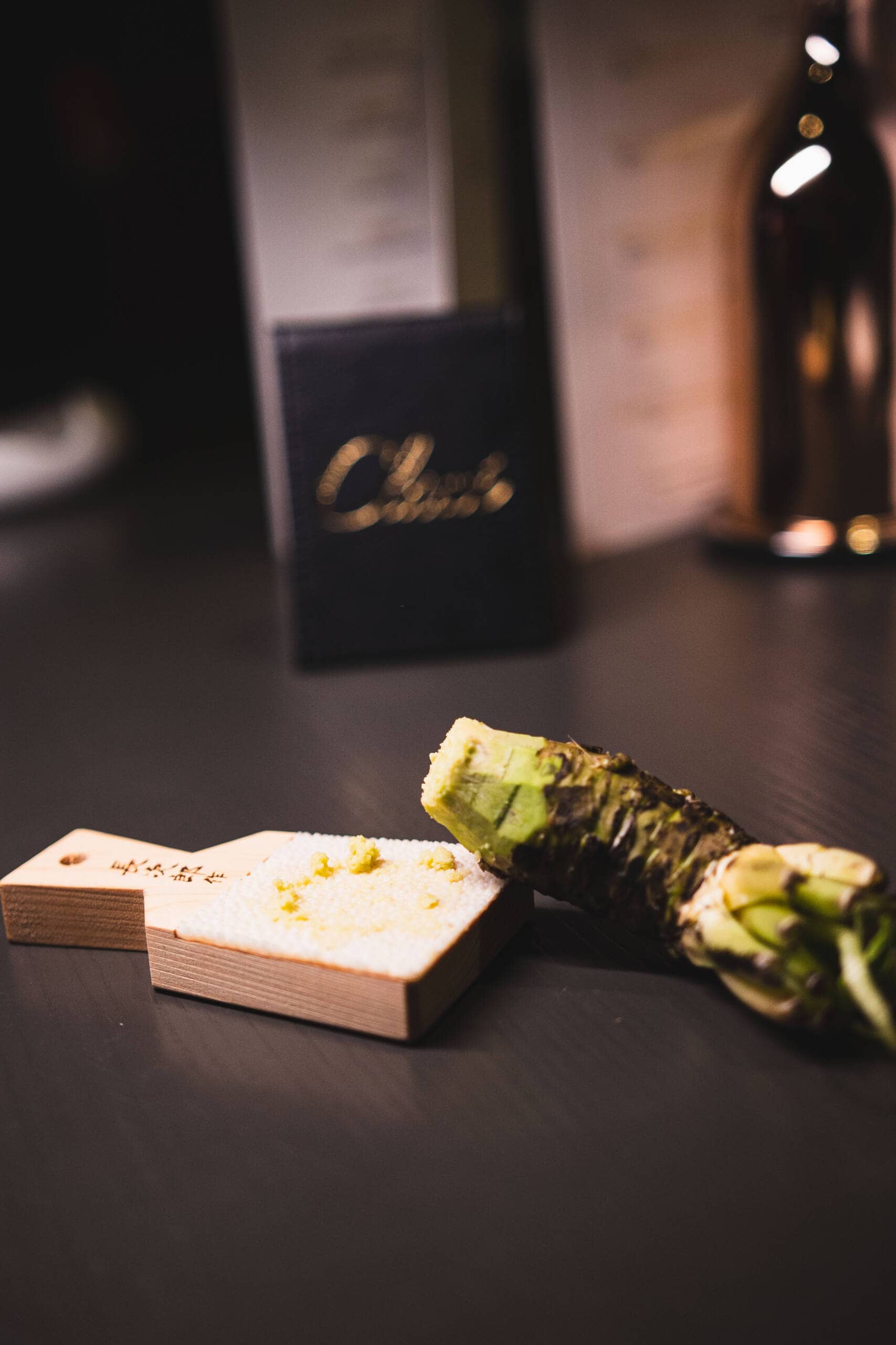 Sushi con wasabi e salsa di soia su un piatto di legno.